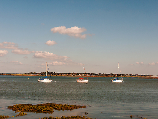 포토 JPG 해외이미지 주간 구름 영어 유럽 모래 바다 요트 자연 조류 하늘 휴가 영국 잉글랜드 항해 풍경 사람없음 야외 물 여름 파란색 강 햇빛 평화 항구 맑음 침묵 시골 보트 개울 강가 정박 그림 포트 닻 부표 돛대 뱃놀이 해일 해외202004 해외포토 자연요소 동물 문자 계절 나라 컬러 컨셉 배_교통 교통시설 날씨 태양 전통놀이 소리 자연재해 생태계 파일형식 이미지허브
