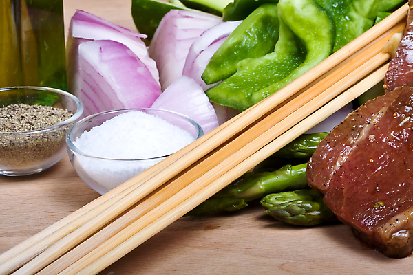 포토 JPG 해외이미지 음식 채소 오렌지 양파 육류 스테이크 요리 사람없음 빨간색 초록색 컬러풀 노란색 요리사 식사 저녁식사 소고기 종 신선 뜨거움 막대기 꼬치 달콤 맛 그릴 바비큐 자르기 먹기 날것 후추 숯 절임 주키니 해외202004 해외포토 직업 컬러 컨셉 과일 식재료 모션 주방용품 서양음식 향신료 파일형식 이미지허브