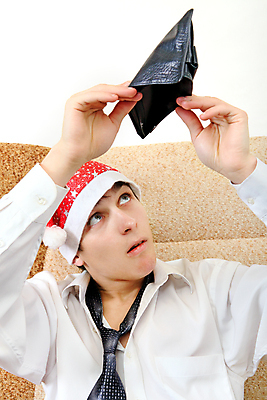 포토 JPG 해외이미지 백인 1 응시 남자 크리스마스 돈 넥타이 휴가 주택 실내 한명 사람 10대 청춘 소파 산타클로스 파티 펼침 방 잡기 지갑 좌절 가난 검색 문제 긴장 위기 적자 캡모자 해외202004 해외포토 서양인 모자_잡화 시선 잡화 기념일 감정 컨셉 의자 모션 청소년 이벤트 내부 건물 재산 파일형식 이미지허브