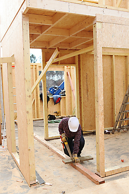 포토 JPG 해외이미지 직업 손 외관 남자 산업 부분 노동자 새로움 주택 프레임 직장 한명 사람 목재 힘 계산기 도구 공구 업무 작업 못 칼날 기술자 재산 보호 널 망치 목수 날카로움 목공예 잡동사니 계량기 건축업자 계약자 수목 해외202004 해외포토 나무 1 건축 컨셉 회사 재료 문구용품 건물 신체부위 금융 장비 공예 계약 파일형식 이미지허브