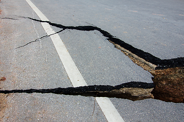 포토 JPG 해외이미지 도로 길 선 곡선 자동차 태국 자연 사람없음 환경 손상 흰색 떨어짐 미끄러짐 위험 아스팔트 땅 사인 신호 먼지 분열 내추럴 깨짐 루트 재앙 지진 해외202004 해외포토 아시아 육상교통 컬러 컨셉 교통시설 모션 자연재해 생태계 파일형식 이미지허브
