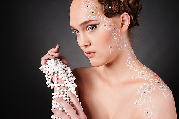 포토 JPG 해외이미지 백인 여자 행복 얼굴 백그라운드 목걸이 갈색머리 한명 사람 성인 뷰티 머리 유행 검은색 화장품 입 화려 그리기 피부 입술 어깨 목 내추럴 의료성형뷰티 성인여자한명만 해외202004 해외포토 서양인 1 헤어스타일 감정 컬러 컨셉 장신구 모션 신체부위 여자한명만 성인여자만 파일형식 이미지허브