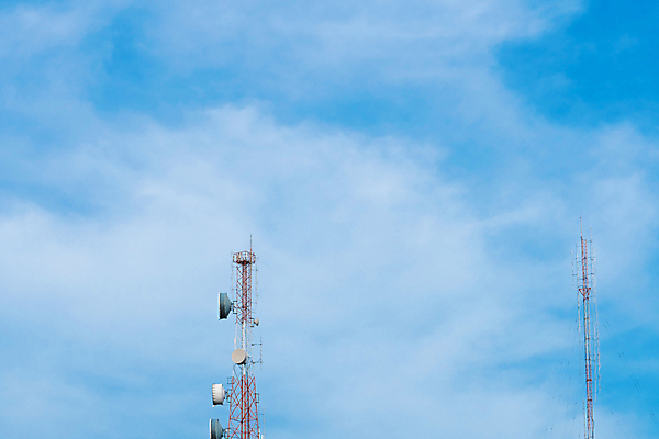포토 JPG 해외이미지 산업 선 파도 인터넷 통신 하늘 모바일 프레임 세포 안테나 사람없음 파란색 스마트폰 글로벌 탑 금속 텔레비전 장비 인공위성 흰색 네트워크 전자레인지 역 연결 무선전화기 전화기 수화기 라디오 신호 전염 통화 돛대 전송 송신기 셀룰러 4G 해외202004 해외포토 건축물 바다 컬러 교통시설 모션 재질 IT 전자제품 핸드폰 스마트기기 가전제품 레인지 질병 감염 파일형식 이미지허브
