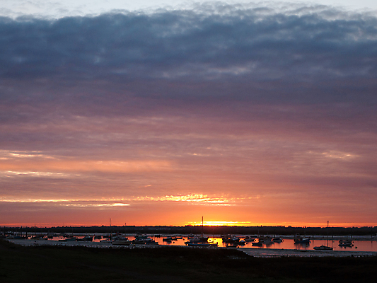 포토 JPG 해외이미지 구름 실루엣 여행 백그라운드 자연 하늘 영국 잉글랜드 풍경 해변 사람없음 야외 여름 햇빛 태양 평화 일출 일몰 새벽 보트 저녁 설정 수평선 해외202004 해외포토 자연요소 계절 유럽 바다 컨셉 배_교통 촬영기법 노을 야간 생태계 파일형식 이미지허브