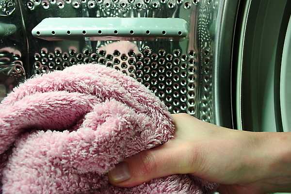 포토 JPG 해외이미지 손 옷 가사 사람없음 수건 기계 장비 빨래 양모 위생관리 해외202004 해외포토 관리 신체부위 위생용품 직물 파일형식 이미지허브