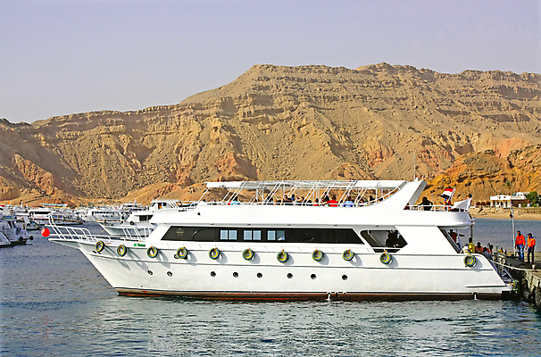 포토 JPG 해외이미지 바다 여행 요트 자연 하늘 산 이집트 풍경 사람없음 빨간색 물 보트 크루즈 그림 해외202004 해외포토 자연요소 컬러 배_교통 아프리카 생태계 파일형식 이미지허브