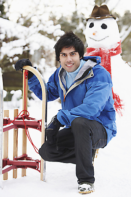 포토 JPG 해외이미지 계절 남자 행복 겨울 눈사람 날씨 한명 미소 웃음 사람 풍경 소년 야외 10대 세로 정원 냉동 목도리 추위 승차 즐거움 썰매 장면 눈내림 혼혈 해외202004 해외포토 1 잡화 감정 어린이 모션 청소년 눈_날씨 표정 다문화 파일형식 이미지허브