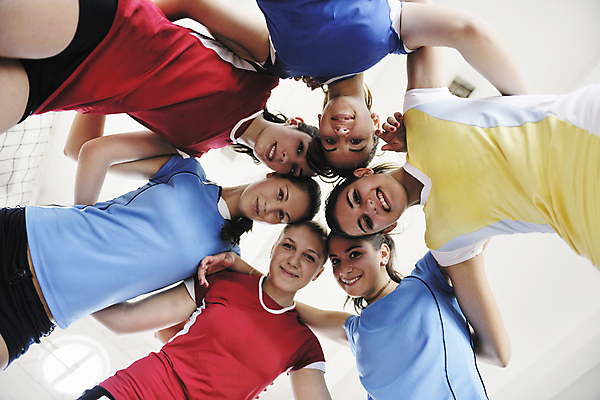 포토 JPG 해외이미지 여자 스포츠 유니폼 청소년 실내 한명 여러명 상반신 배구 체육관 배구선수 십대여자만 어깨에손 해외202004 해외포토 1 옷 다수 모션 운동선수 사람 내부 구기 여자만 십대만 파일형식 이미지허브