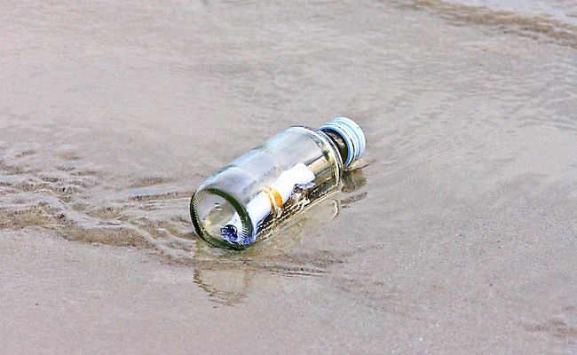 포토 JPG 해외이미지 종이 모래 바다 섬 컨셉 통신 유리 발렌타인데이 사랑 사람없음 가로 물 와인 쪽지 투명 메시지 닫기 컨테이너 편지 고장 소통 sos 떠남 편지쓰기 헬프 해외202004 해외포토 자연요소 감정 산업 모션 데이이벤트 재질 주류 기록 도움 구조요청 파일형식 이미지허브