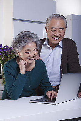 포토 JPG 해외이미지 커플 행복 통신 무선통신 짧은머리 함께함 실내 서기 미소 상반신 두명 아웃포커스 캐주얼 세로 노트북 컬러풀 중국 연결 베이징 내려보기 해외202004 해외포토 헤어스타일 옷 감정 아시아 컬러 컨셉 관계 모션 촬영기법 표정 사람 내부 전자제품 파일형식 이미지허브