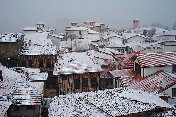 포토 JPG 해외이미지 실루엣 겨울 지붕 벽돌 아파트 주택 파노라마 사람없음 추위 안개 도시 타일 천장 광장 커뮤니티 이익 타운 서식지 스카이라인 타입 이웃 눈보라 교외 왜곡 폭설 해외202004 해외포토 계절 날씨 눈_날씨 촬영기법 건물 자연재해 파일형식 이미지허브