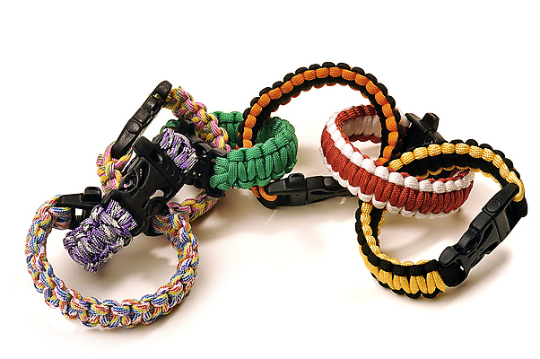 포토 JPG 해외이미지 디자인 밧줄 여행 컨셉 팔찌 교통시설 자연 새로움 선물 안전 사람없음 장식 유행 환경 힘 장비 공구 반지 원형 화려 뱀 우아함 코드 숲 접속 위험 보석 오브젝트 보안 매듭 섬유 조립 고립 손목보호대 재앙 생존 스타일 해외202004 해외포토 도형 줄 교통 장신구 파충류 도구 직물 광석 시설 생태계 파일형식 이미지허브