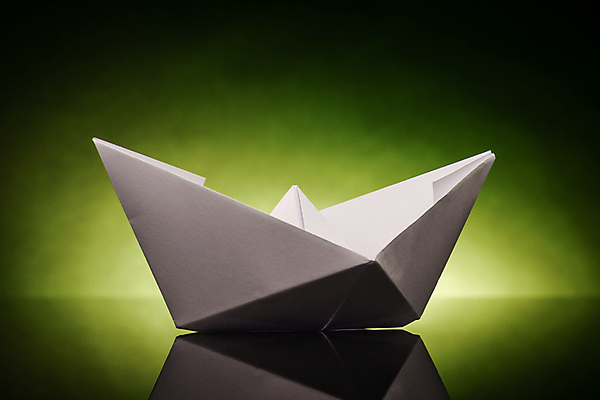 포토 JPG 해외이미지 1 종이 여행 백그라운드 컨셉 비즈니스 놀이 아이디어 항해 사람없음 초록색 장난감 자유 흰색 보트 심볼 오브젝트 함선 종이접기 접기 해외202004 해외포토 컬러 배_교통 모션 파일형식 이미지허브