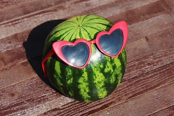 포토 JPG 해외이미지 백그라운드 과일 자연 탁자 휴가 수박 사랑 사람없음 목재 선글라스 태양 갈색 맑음 하트 시골 판넬 멜론 해외202004 해외포토 자연요소 모양 나무 감정 안경 컬러 가구 재료 날씨 생태계 파일형식 이미지허브