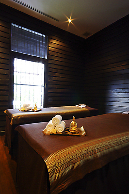 포토 JPG 해외이미지 라이프스타일 디자인 꽃 탁자 휴식 실내 따뜻함 건강 사람없음 내부 목재 치료 장식 수건 평화 스파 방 침대 마사지 고급 우아함 휴양지 테라피 내추럴 돌봄 해외202004 해외포토 나무 식물 가구 컨셉 재료 의학 모션 생활 위생용품 뷰티 장소 파일형식 이미지허브