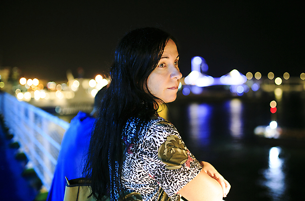 포토 JPG 해외이미지 라이프스타일 드레스 여자 행복 유럽 바다 여행 휴가 항해 한명 사람 성인 물 여름 햇빛 태양 일몰 발코니 흰색 보트 고급 우아함 야간 저녁 크루즈 갑판 승객 정중 해외202004 해외포토 자연요소 1 옷 계절 감정 나라 컬러 컨셉 생활 노을 배 밤 선박 파일형식 이미지허브