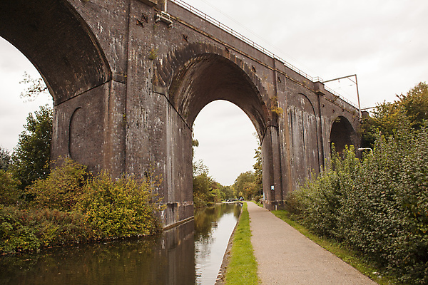 포토 JPG 해외이미지 도로 벽 여행 백그라운드 건축양식 교통시설 하늘 벽돌 잉글랜드 사람없음 건물 빨간색 초록색 파란색 기차 수확 시골 역사 재산 버리기 언덕 아치 복고 트랙 찢어짐 일반 덩어리 구름다리 그런지 방법 빅토리아 선로 옛날 해외202004 해외포토 건축물 건축 길 육상교통 컬러 교통 농업 모션 영국 대중교통 금융 다리_건축물 시설 파일형식 이미지허브