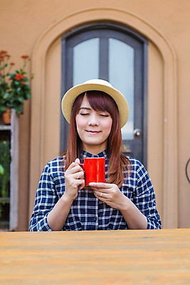 포토 JPG 해외이미지 백인 모델 여자 행복 얼굴 커피 음료 음식 백그라운드 휴식 갈색머리 따뜻함 관리 한명 사람 옆모습 컵 빨간색 귀여움 초콜릿 카페 머그컵 잡기 뜨거움 감각 차 맛 아로마 부드러움 카푸치노 해외202004 해외포토 서양인 1 헤어스타일 식기 감정 뷰포인트 컬러 컨셉 모션 디저트 신체부위 상점 파일형식 이미지허브