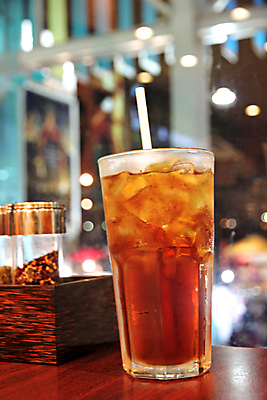 포토 JPG 해외이미지 음료 음식 백그라운드 패턴 장신구 탁자 조명 건강 사람없음 목재 식당 얼음 식사 장비 차 빨다 정크푸드 시원함 먹기 준비 튜브 해외202004 해외포토 자연요소 나무 가구 무늬 재료 모션 상점 파일형식 이미지허브