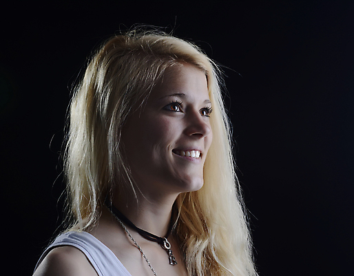 포토 JPG 해외이미지 모델 학생 긴머리 여자 행복 검은배경 한명 미소 웃음 옆모습 10대 청춘 금발 기쁨 싱글 고립 성인여자만 연습생 견습생 해외202004 해외포토 1 헤어스타일 감정 뷰포인트 백그라운드 컨셉 청소년 표정 사람 검은색 연습 여자만 성인만 파일형식 이미지허브