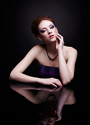 포토 JPG 해외이미지 백인 라이프스타일 손 여자 얼굴 한명 뷰티 반사 보라색 검은색 거울 흰색 의료성형뷰티 해외202004 해외포토 서양인 1 컬러 사람 생활 신체부위 파일형식 이미지허브