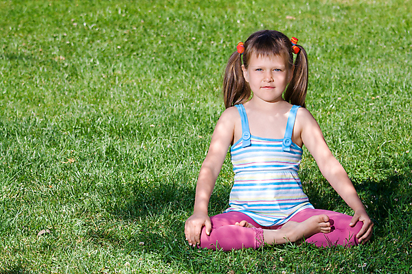 포토 JPG 해외이미지 백인 라이프스타일 웰빙 여자 딸 행복 어린이 포즈 생각 밭 불교 요가 자연 휴식 건강 연꽃 그림자 한명 사람 앉기 가로 초록색 여름 금발 햇빛 봄 자유 자녀 영혼 고독 그늘 명상 장면 위치 천진난만 아사나자세 해외202004 해외포토 서양인 1 헤어스타일 계절 꽃 감정 종교 컬러 컨셉 농업 가족 모션 생활 태양 요가자세 생태계 파일형식 이미지허브