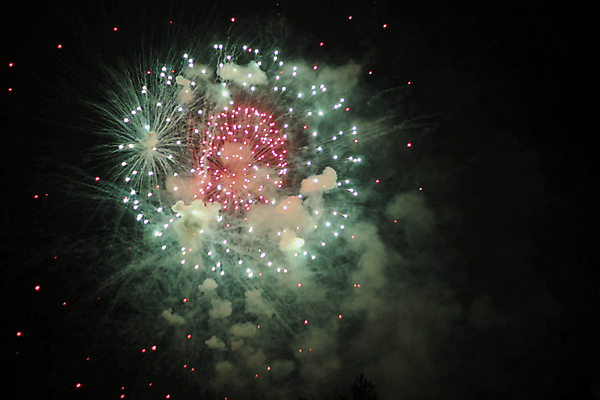 포토 JPG 해외이미지 포즈 백그라운드 하늘 불 추상 기념 폭죽 사람없음 빨간색 빛 검은색 새벽 축하 원형 야간 저녁 해외202004 해외포토 자연요소 도형 컬러 컨셉 무늬 파일형식 이미지허브