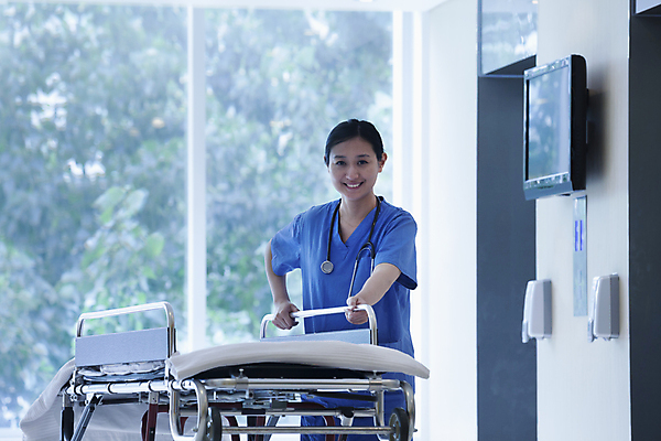 포토 JPG 해외이미지 응시 여자 청진기 의료기기 갈색머리 실내 병원 한명 서기 미소 20대 가로 컬러풀 건강관리 중국 간호사 잡기 도움 전문직 씻기 밀기 베이징 돌봄 의료성형뷰티 해외202004 해외포토 직업 1 헤어스타일 시선 아시아 컬러 컨셉 의학 모션 표정 건강 관리 사람 청년 내부 청결 의료진 파일형식 이미지허브