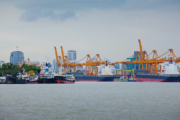 포토 JPG 해외이미지 산업 바다 비즈니스 교통시설 하늘 항해 사람없음 물 파란색 강 항구 화물 보트 상품 몸무게 큼 컨테이너 기중기 무역 함선 상업 수납 포트 무거움 로딩 수입 터미널 해외202004 해외포토 자연요소 컬러 교통 배_교통 운송업 중장비 무게 크기 시설 파일형식 이미지허브