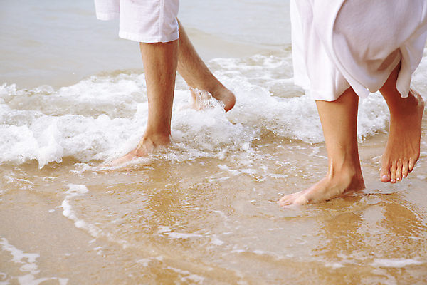 포토 JPG 해외이미지 백인 커플 파도 바다 여행 부분 신혼부부 맨발 발 태국 자연 휴가 열대 사랑 사람 두명 물 여름 산책 기쁨 면 휴게실 휴양지 인도양 석호 안다만 푸켓 해외202004 해외포토 자연요소 서양인 부부 계절 감정 아시아 관계 휴식 신체부위 장소 생태계 신혼 파일형식 이미지허브