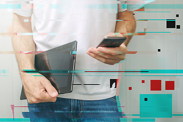 포토 JPG 해외이미지 백인 남자 이동 인터넷 통신 모바일 한명 성인 전자제품 스마트폰 핸드폰 컴퓨터 알약 디지털 자료 청바지 무선전화기 전화기 그런지 오류 왜곡 픽셀 해외202004 해외포토 서양인 1 컨셉 바지 사람 스마트기기 약 파일형식 이미지허브