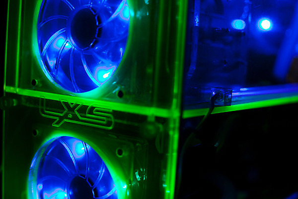 포토 JPG 해외이미지 인터넷 기술 실내 사람없음 초록색 물 파란색 빛 컴퓨터 상자 탑 디지털 보라색 자료 기계 게임 투명 액체 묘사 순환 전자 광 자외선 프로세서 핵심 아크릴 스타일 해외202004 해외포토 자연요소 건축물 컬러 모션 재질 놀이 내부 전자제품 파일형식 이미지허브