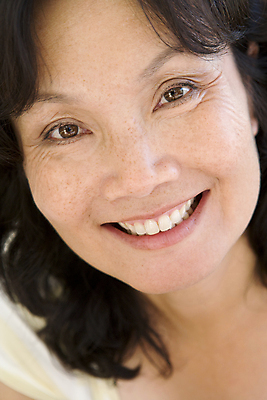 포토 JPG 해외이미지 주간 응시 여자 행복 감정 얼굴 중년 50대 한명 미소 동양인 성인 세로 표현 해외202004 해외포토 자연요소 1 시선 표정 사람 인종 신체부위 파일형식 이미지허브