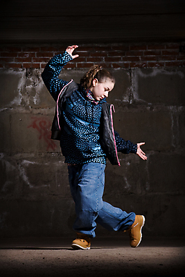 포토 JPG 해외이미지 백인 옷 감정 벽 스포츠 백그라운드 장난 모션 벽돌 거리 갈색머리 부츠 힙합 한명 성인 야외 파란색 노란색 유행 검은색 연주자 댄서 회색 청바지 도시 묘기 시원함 트레이너 단절 랩 스타일 유흥 해외202004 해외포토 서양인 직업 1 헤어스타일 음악 컬러 신발 바지 사람 헬스 음악가 파일형식 이미지허브