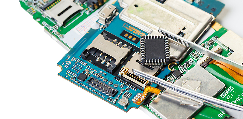 포토 JPG 해외이미지 백그라운드 통신 부분 모바일 세포 사람없음 스마트폰 핸드폰 디지털 스크린 손상 장비 흰색 도구 공구 수리 무선전화기 전화기 스마트 오브젝트 서비스 순환 전자 고정 핀셋 깨짐 마더보드 셀룰러 해외202004 해외포토 컬러 컨셉 모션 전자제품 스마트기기 파일형식 이미지허브