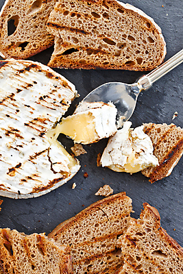 포토 JPG 해외이미지 음식 빵 조각 치즈 유제품 사람없음 장식 세로 식사 어둠 수확 시골 그릴 굽기 만취 슬라이스 토스트 레시피 프랑스어 석판 채식주의자 해외202004 해외포토 문자 농업 주방용품 구이 채식 술취함 파일형식 이미지허브