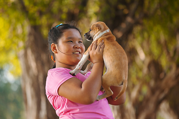 포토 JPG 해외이미지 동물 공원 여자 행복 어린이 관계 자연 놀이 함께함 사랑 한명 미소 사람 동양인 야외 초록색 반려동물 정원 우정 흰색 아기 개 강아지 큼 비만 송곳니 동반자 해외202004 해외포토 1 공공시설 감정 컬러 컨셉 포유류 표정 인종 친구 치아 크기 몸매 생태계 파일형식 이미지허브