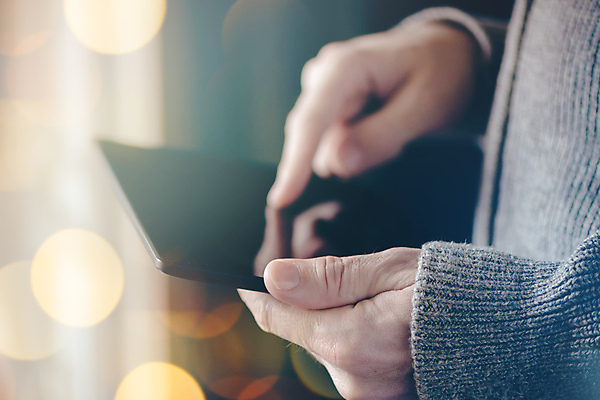 포토 JPG 해외이미지 백인 남자 인터넷 창문 실내 관리 성인 사람없음 내부 일상 30대 빛 컴퓨터 태블릿 햇빛 닫기 무선전화기 보케 온라인 소셜네트워크 해외202004 해외포토 서양인 모션 사람 라이프 장년 전자제품 스마트기기 태양 전화기 파일형식 이미지허브