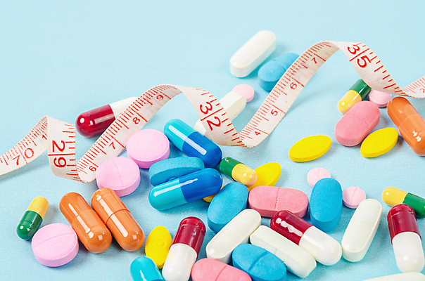 포토 JPG 해외이미지 모양 백그라운드 컨셉 다이어트 건강 안전 사람없음 치료 파란색 컬러풀 알약 약 여러개 고통 흰색 질병 몸무게 약국 측정 테이프 처방 조제 보충 돌봄 적자 치료제 항생제 해외202004 해외포토 감정 컬러 다수 의학 모션 문구용품 만들기 파일형식 이미지허브