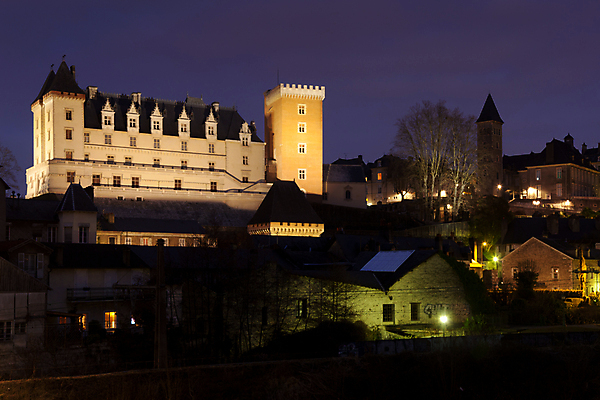 포토 JPG 해외이미지 나무 건축양식 주택 풍경 사람없음 야외 건물 빛 마을 프랑스 도시 야간 파리_프랑스 피레네산맥 해외202004 해외포토 자연요소 식물 건축물 건축 유럽 파일형식 산맥 이미지허브