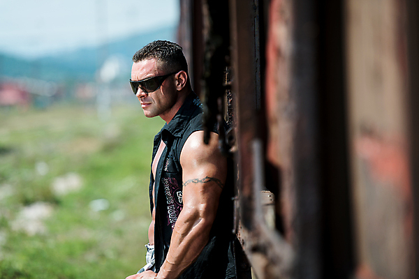 포토 JPG 해외이미지 라이프스타일 응시 남자 포즈 한명 서기 성인 야외 30대 햇빛 힘 위험 시원함 문신 근육질 시티라이프 보여주기 깡패 나쁜 해외202004 해외포토 1 시선 컨셉 모션 근육 사람 생활 장년 태양 몸매 파일형식 이미지허브