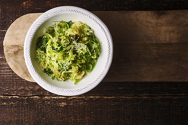 포토 JPG 해외이미지 접시 음식 조각 백그라운드 다이어트 탁자 치즈 파스타 나선형 건강 스파게티 요리 사람없음 목재 가로 초록색 갈색 노란색 식사 흰색 시골 도자기 사발 자르기 먹기 국수 준비 스쿼시 주키니 채식주의자 비건 해외202004 해외포토 나무 식기 스포츠 컬러 가구 무늬 재료 모션 유제품 서양음식 구기 면류 사기그릇 채식 파일형식 이미지허브