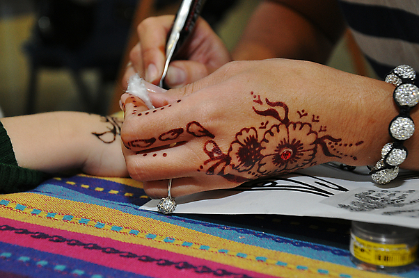 포토 JPG 해외이미지 모델 손 디자인 여자 비즈니스 손가락 손바닥 미술 사람 사람없음 유행 페인트 엄지손가락 문신 손목 피부 쇼 팔 보여주기 스타일 해외202004 해외포토 모션 문화예술 신체부위 파일형식 이미지허브