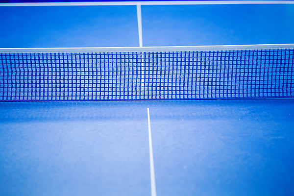 포토 JPG 해외이미지 직업 선 스포츠 백그라운드 공 놀이 탁자 실내 취미 사람없음 목재 파란색 장비 도전 테니스 게임 흰색 라켓 그물 해외202004 해외포토 나무 스포츠용품 컬러 가구 재료 내부 구기 파일형식 이미지허브