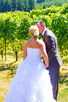 포토 JPG 해외이미지 백인 커플 드레스 여자 남자 행복 웨딩드레스 결혼 2 결혼식 키스 사랑 사람 정장 턱시도 야외 두명 금발 희망 회색 흰색 포도밭 양조장 정중 해외202004 해외포토 서양인 헤어스타일 옷 감정 컬러 컨셉 밭 관계 이벤트 애정표현 파일형식 이미지허브