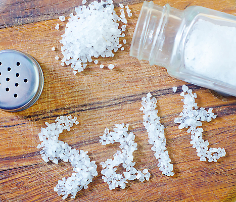 포토 JPG 해외이미지 사람없음 조미료 입자 나무바닥 소금 소금병 소금통 짠맛 해외202004 해외포토 바닥 맛 향미료 파일형식 이미지허브