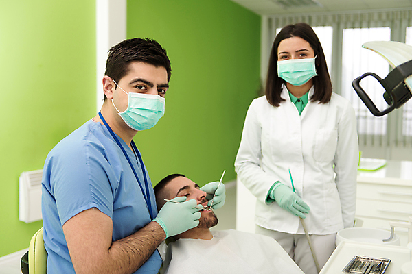 포토 JPG 해외이미지 백인 직업 커플 여자 남자 행복 벽 2 건강 치과 병원 실험 작업복 미소 웃음 사람 성인 세명 초록색 사무실 약 환자 의사 자신감 치아 연습 치과의사 약속 방문 보여주기 외과 돌봄 승인 의료성형뷰티 표현성 해외202004 해외포토 서양인 옷 감정 컬러 비즈니스 의학 관계 모션 표정 의료진 소화기관 파일형식 이미지허브