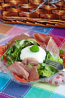 포토 JPG 해외이미지 음식 다이어트 토마토 채소 재료 치즈 패스트푸드 건강 요리 사람없음 빨간색 여름 요식업 와인 이탈리아 샐러드 신선 햄 점심식사 루꼴라 오레가노 해외202004 해외포토 계절 유럽 산업 컬러 유제품 주류 육류 식사 인스턴트 파일형식 이미지허브