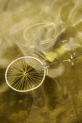 포토 JPG 해외이미지 물결 부분 교통시설 프레임 사람없음 물 파란색 강 햇빛 노란색 자전거 수중 흐름 추위 죽음 바퀴 개울 쓰레기 왼쪽 버리기 순환 타이어 종료 깨짐 옛날 해외202004 해외포토 자연요소 컬러 교통 컨셉 모션 태양 바이크 방향 시설 파일형식 이미지허브