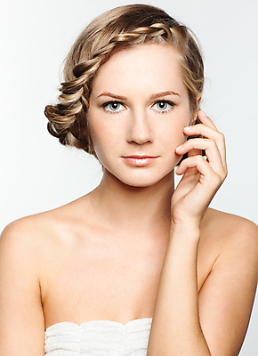 포토 JPG 해외이미지 백인 모델 헤어스타일 손 여자 포즈 신체 왕관 땋은머리 건강 한명 사람 빛 금발 유행 회색 흰색 화려 우아함 이발 날씬함 피부 내추럴 돌봄 엮은 스타일 해외202004 해외포토 서양인 1 컬러 컨셉 모션 신체부위 몸매 파일형식 이미지허브